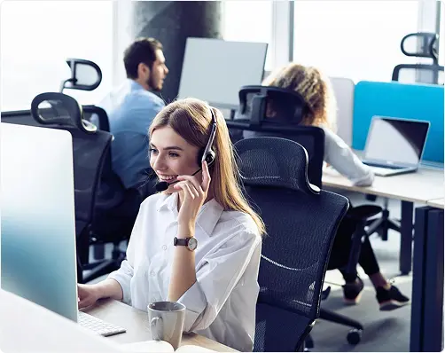 Support specialist assisting a client